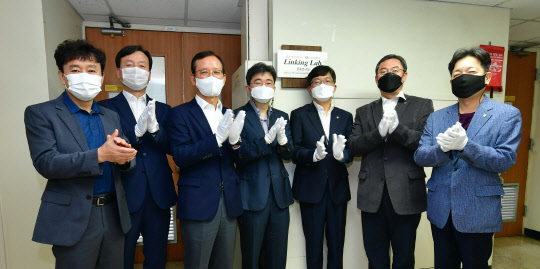 하헌필(왼쪽부터) KIST 첨단소재기술연구본부장, 제해준 KIST 기술사업화전략본부장, 윤석진 KIST 원장, 허가현 KIST 극한소재연구센터 책임연구원, 유덕영 금양이노베이션 전무, 류광지 금양 회장, 장석영 금양이노베이션 대표가 링킹랩 현판제막식에서 사진을 찍고 있다. KIST 제공